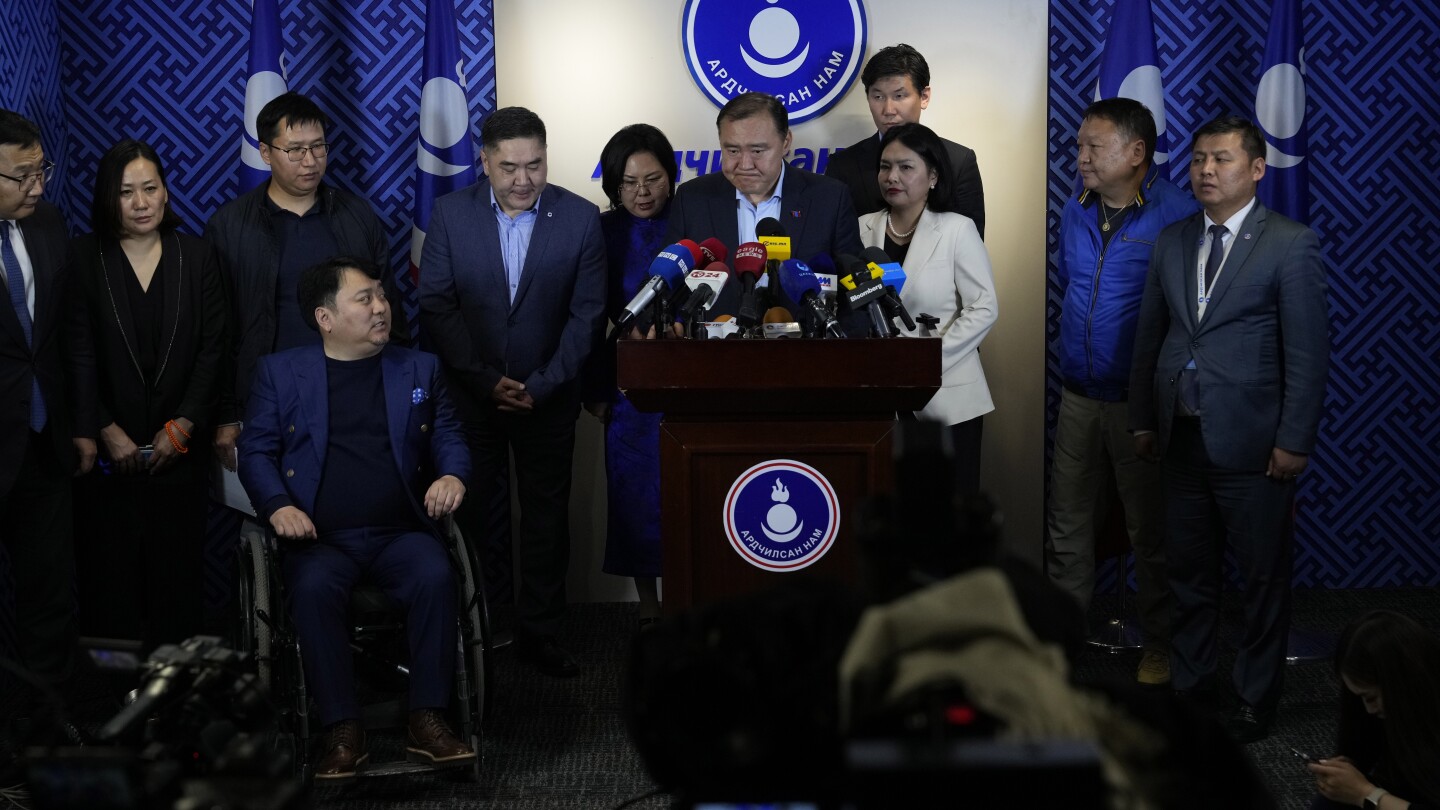 Předběžné výsledky ukázaly, že mongolská vládnoucí strana získala v parlamentních volbách těsnou většinu