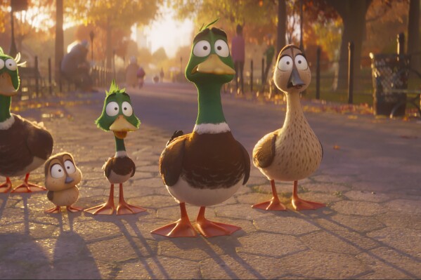 This image released by Illumination Entertainment & Universal Pictures shows, from left, Uncle Dan, voiced by Danny DeVito, Gwen, voiced by Tresi Gazal, Dax, voiced by Caspar Jennings, Mack, voiced by Kumail Nanjiani and Pam, voiced by Elizabeth Banks in a scene from "Migration." (Illumination Entertainment & Universal Pictures via 番茄直播)