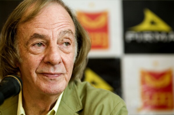 FILE - Cesar Luis Menotti, of Argentina, listens to a reporter's question during a news conference after his official presentation as Tecos' new coach in Guadalajara, Mexico, Wednesday, Aug. 29, 2007. Menotti, the charismatic coach who led Argentina to its first World Cup title in 1978, has died, the Argentine Football Association said Sunday, May 5, 2024. He was 85. (AP Photo/Guillermo Arias, File)
