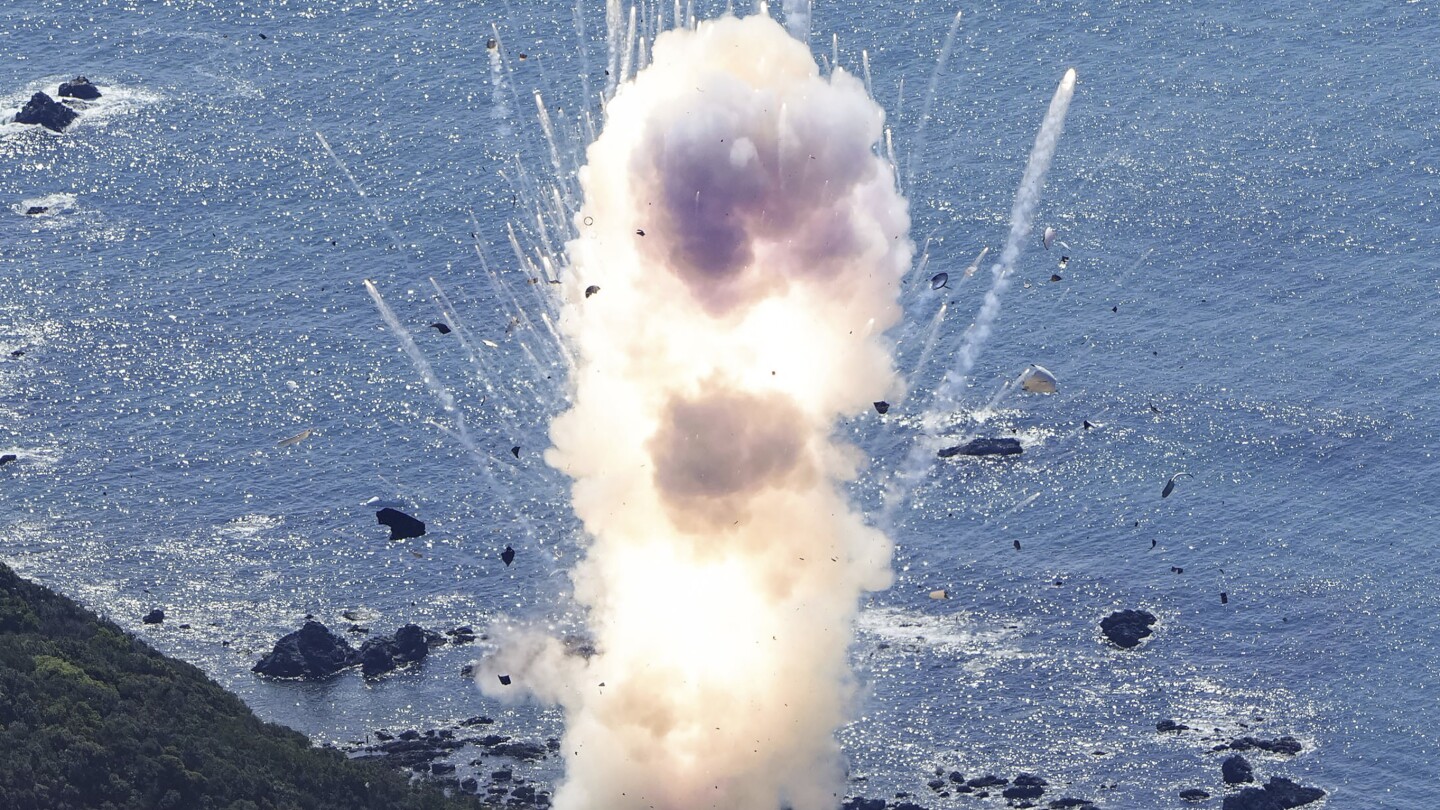Първият опит за изстрелване на ракета от частния сектор в Япония експлодира малко след излитането