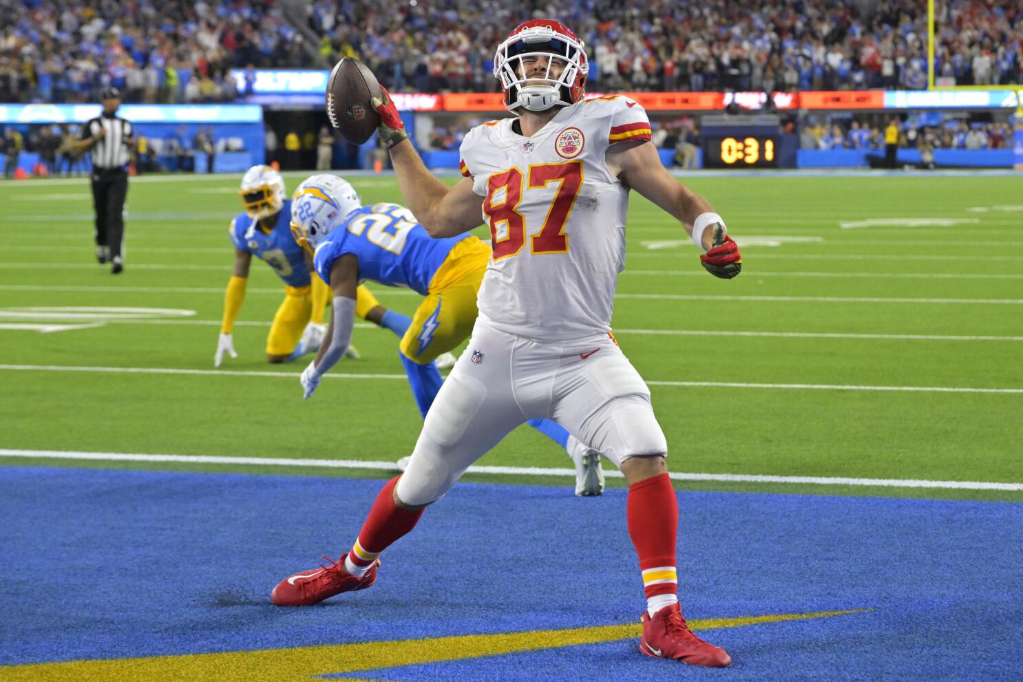 Patrick Mahomes gives Henry Winkler a personalized Kansas City Chiefs jersey