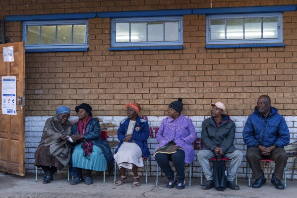Οι ψηφοφόροι παρατάσσονται για να ψηφίσουν την Τετάρτη, 29 Μαΐου 2024, στις γενικές εκλογές στο Soweto της Νότιας Αφρικής.  Οι ψηφοφόροι στη Νότια Αφρική ψήφισαν στις εκλογές που θεωρούνται οι πιο σημαντικές στη χώρα τους τα τελευταία 30 χρόνια, μια εκλογή που μπορεί να τους βάλει σε αχαρτογράφητο έδαφος στη σύντομη ιστορία της δημοκρατίας τους, καθώς η κυριαρχία του ANC για τρεις δεκαετίες έχει γίνει στόχος πρόωρες εκλογές.  Μια νέα γενιά δυσαρέσκειας σε μια χώρα 62 εκατομμυρίων ανθρώπων, οι μισοί από τους οποίους υπολογίζεται ότι ζουν στη φτώχεια.  (AP Photo/Jerome Delay)