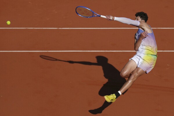 Ben Shelton of the U.S. returns the ball to Italy's Matteo Gigante during their third round match of the French Tennis Open, at the Roland-Garros stadium, in Paris, Friday, May 30, 2025. (AP Photo/Thibault Camus)