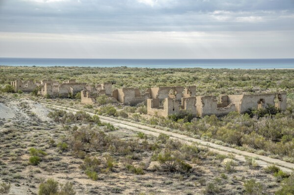 Uma antiga base militar que foi destruída e evacuada após a secagem do Mar de Aral é visível no antigo fundo marinho do Mar de Aral, Uzbequistão, domingo, 25 de junho de 2023. (AP Photo/Ebrahim Noroozi)
