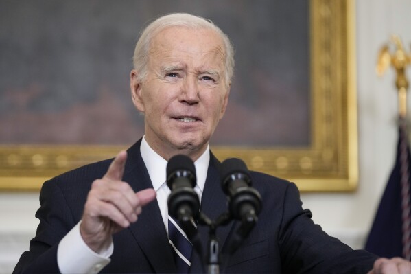 Tổng thống Joe Biden phát biểu trong Phòng ăn Nhà nước của Nhà Trắng, Thứ Bảy, ngày 7 tháng 10 năm 2023, tại Washington, sau khi phiến quân Hamas (những người cai trị Dải Gaza) thực hiện một cuộc tấn công đa mặt trận chưa từng có vào Israel vào rạng sáng Thứ Bảy.  Hàng nghìn quả tên lửa đã được bắn khi hàng chục chiến binh Hamas xâm nhập vào biên giới kiên cố ở một số địa điểm bằng đường hàng không, đường bộ và đường biển và khiến đất nước mất cảnh giác trong một ngày lễ lớn.  (Ảnh AP/Manuel Balce Ceneta)