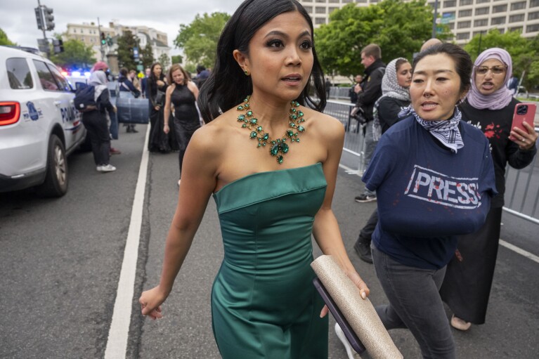 Demonstranci protestują po przybyciu uczestników na kolację Stowarzyszenia Korespondentów Białego Domu w hotelu Washington Hilton, sobota, 27 kwietnia 2024 r. w Waszyngtonie.  (AP Photo/Kevin Wolff)