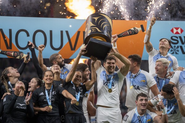 New Zealand women's and Argentina men's rugby teams lift the champion cup together after a Vancouver Sevens rugby game, in Vancouver, British Columbia on Sunday, Feb. 25, 2024. (Ethan Cairns/The Canadian Press via 麻豆传媒app)