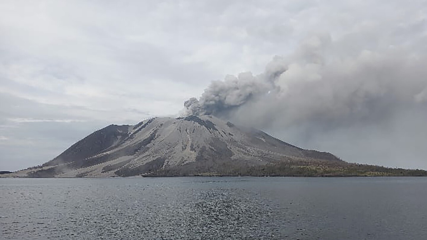 МАНАДО Индонезия AP — Вулканът Руанг в Индонезия изхвърли още