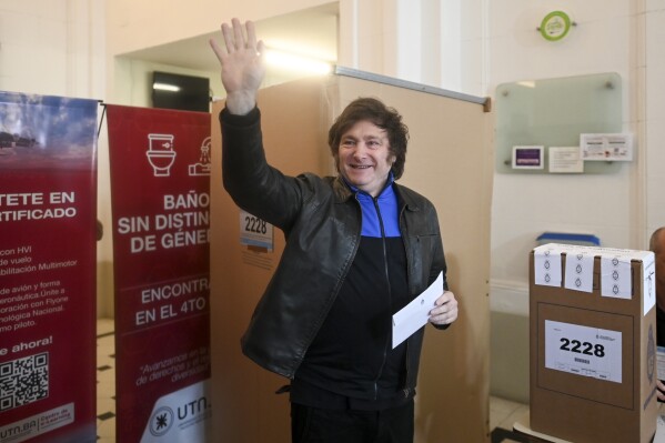 El candidato presidencial Javier Milei saluda mientras se prepara para emitir su voto durante las elecciones generales en Buenos Aires, Argentina, el domingo 22 de octubre de 2023. (Foto AP/Mario De Fina)