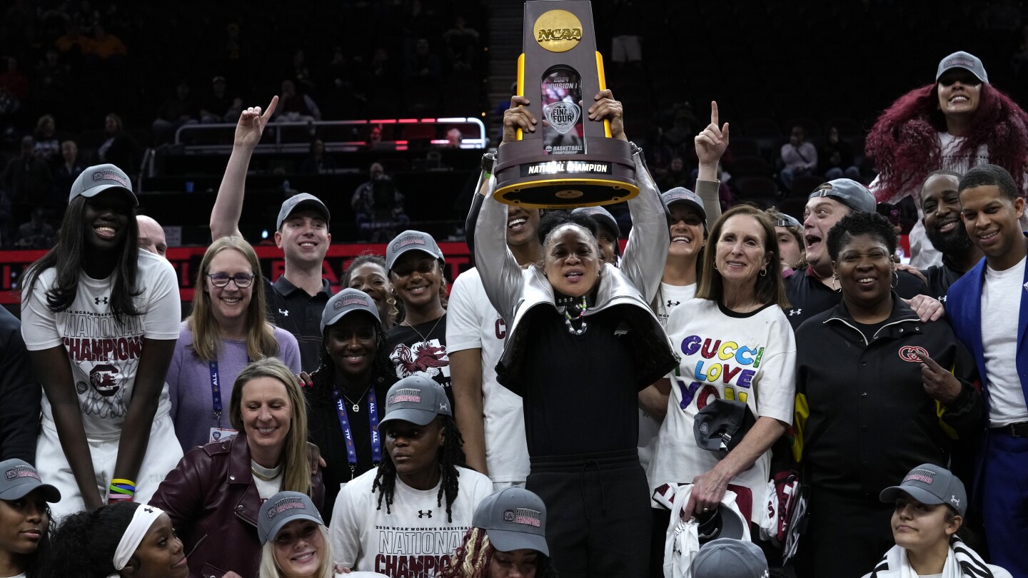 Южна Каролина, Айова, UConn топ финал Анкета за топ 25 на женския баскетбол на AP за край на изключителния сезон
