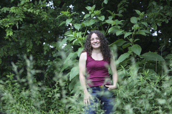 Amanda Bertrandmini Healen se encuentra entre sus plantas de patio trasero en Nashville, Tennessee, el lunes 19 de mayo de 2025, y participa en meses de no reducir la retención de humedad y alentar a los polinizadores. (Photo AP/Christine M. Hall)