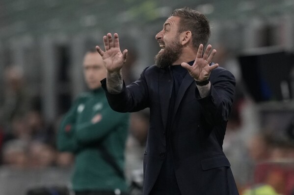 Roma's head coach Daniele De Rossi calls out to his players during the Europa League quarterfinal first leg soccer match between AC Milan and Roma at the San Siro Stadium, in Milan, Italy, Thursday, April 11, 2024. (AP Photo/Antonio Calanni)