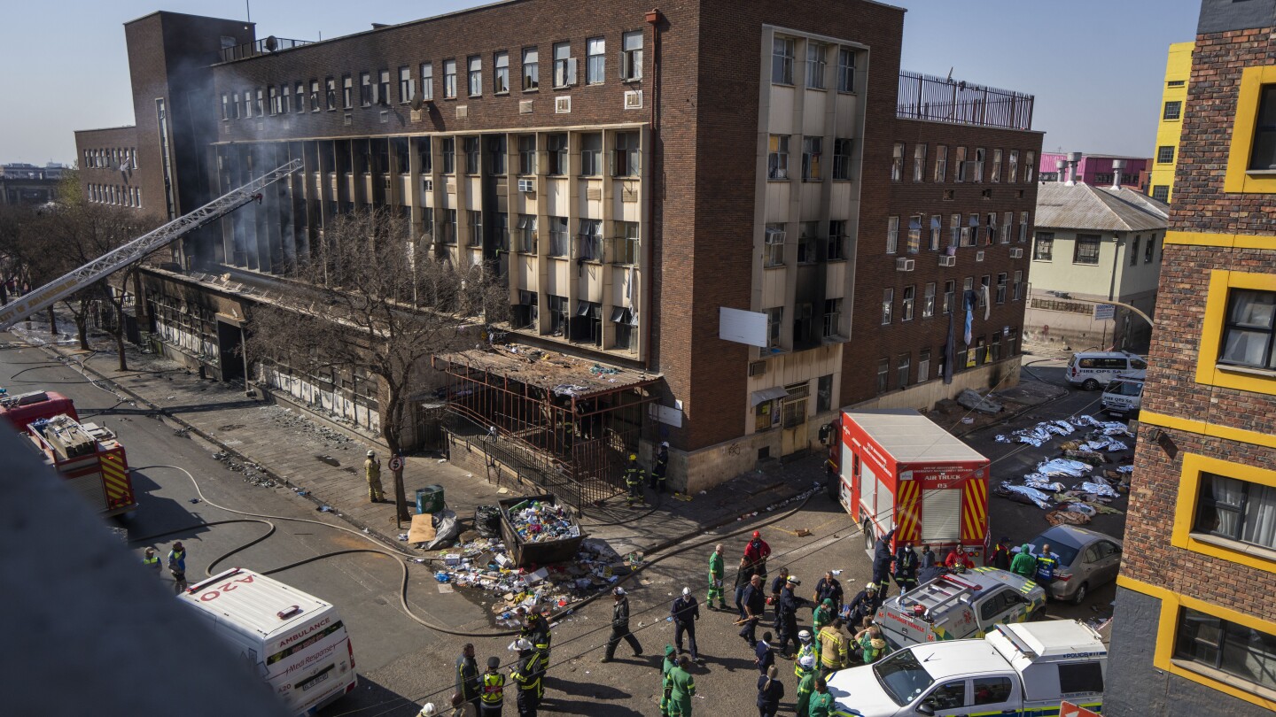 Мъж беше арестуван, след като каза, че е предизвикал пожар в сграда в Южна Африка, убил 76, за да скрие убийството
