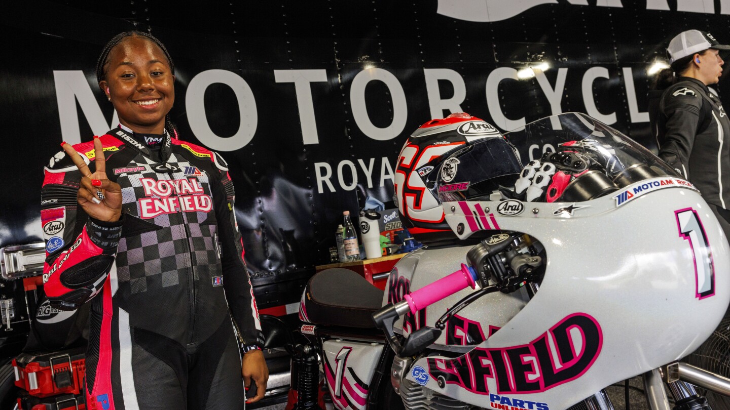 Микайла Мур в програма, която помага на жените да се утвърдят в състезанията с мотоциклети