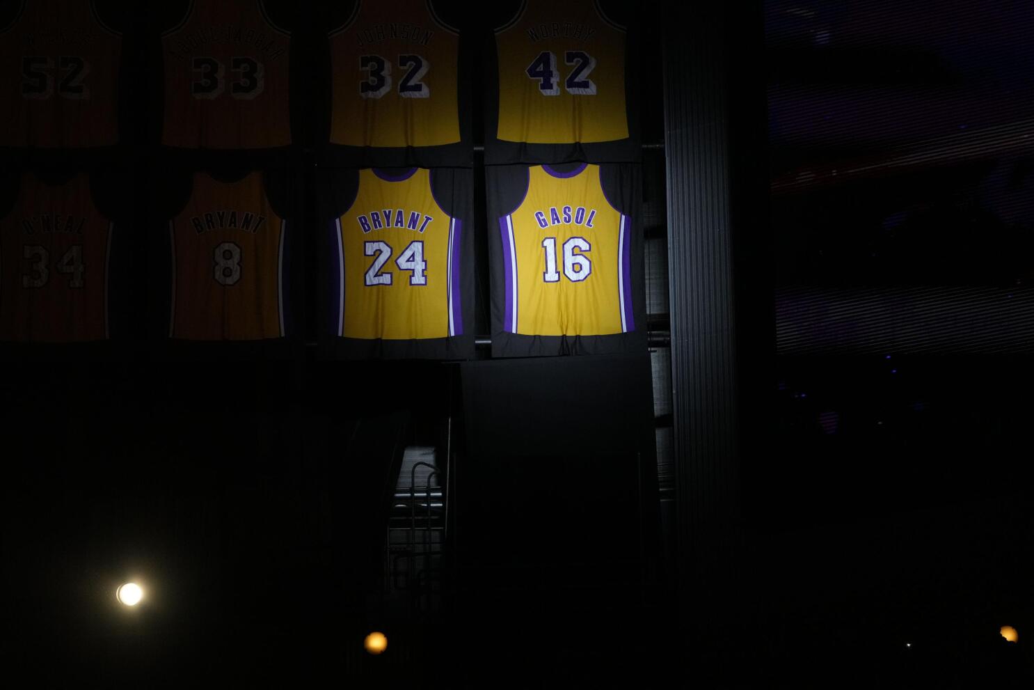 Pau Gasol gets emotional as Lakers retire his No. 16 jersey