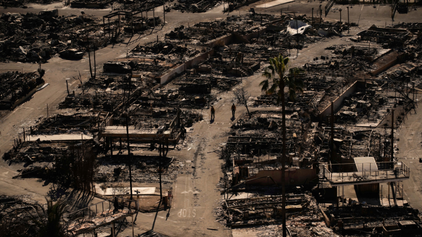 Strong winds forecast for Los Angeles threaten area's fight against fires