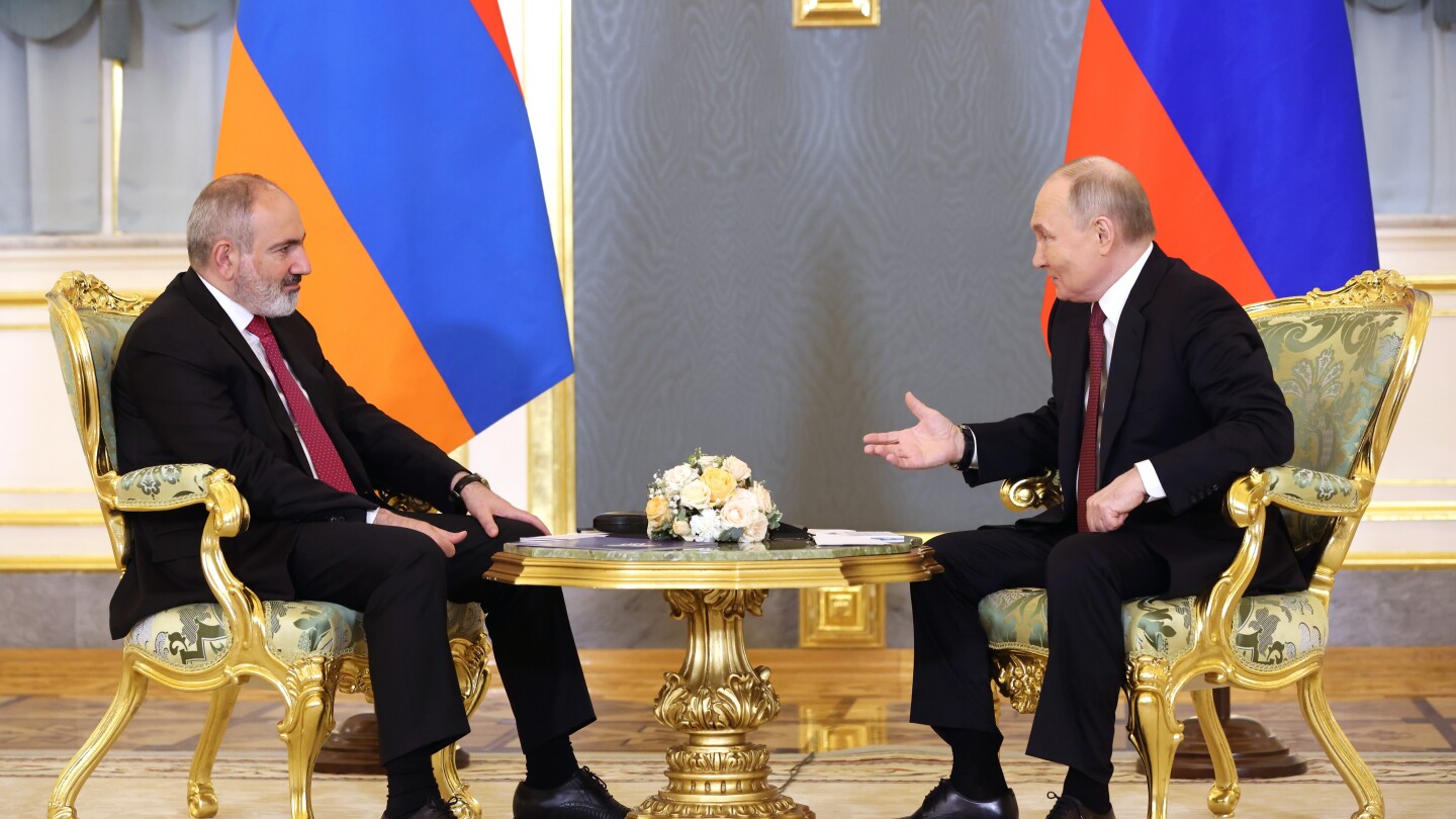 Премьер Армении провел переговоры с Путиным в Москве на фоне обострения отношений между союзниками