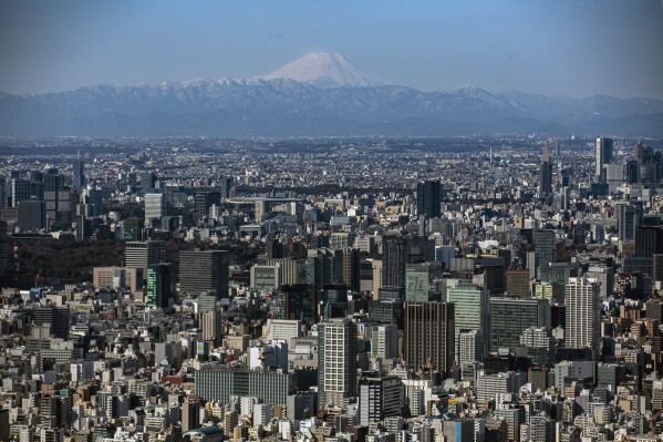 DOSYA - Fuji Dağı, 29 Ocak 2021 Cuma günü Tokyo'da soğuk kış havasında açıkça görülebiliyor.  (AP Fotoğrafı/Kiichiro Sato, Dosya)