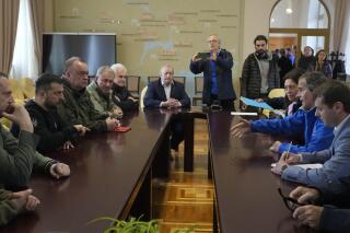 El presidente de Ucrania, Volodymyr Zelenskyy (segundo desde la izquierda) se reúne con el jefe de energía atómica de la ONU, Rafael Mariano Grossi (segundo desde la derecha) durante una visita a Zaporiyia, Ucrania, el lunes 27 de marzo de 2023. (AP Foto/Efrem Lukatsky)