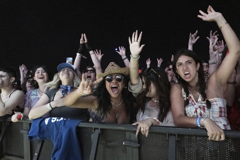 Les festivaliers sont vus pendant le deuxième week-end du Coachella Valley Music and Arts Festival, le vendredi 19 avril 2024, à l'Empire Polo Club à Indio, en Californie (Photo d'Amy Harris/Invision/AP)