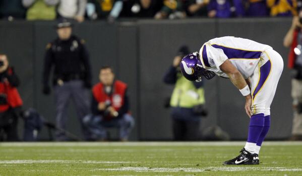 Brett Favre of the Green Bay Packers drops back to throw a pass