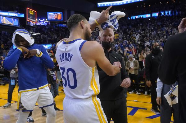 Steph Curry hits first career buzzer-beater to lift Warriors to win