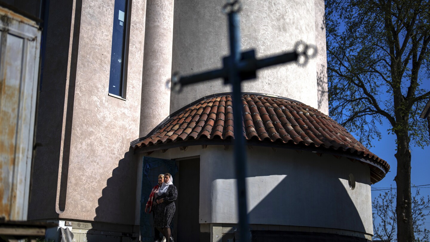 Повредена по време на война, жизнена църква в Украйна се издига като символ на вярата и културата на страната