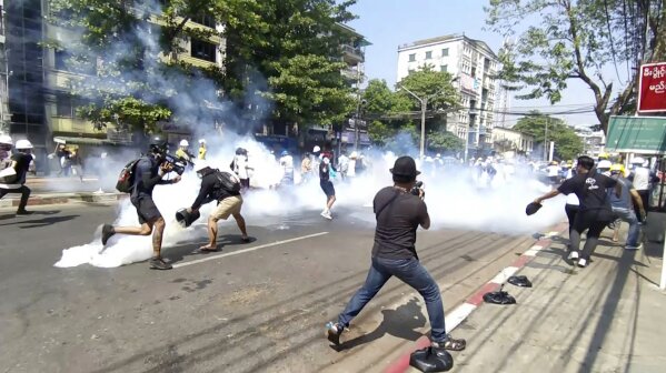 Foto tomada de un video, de las protestas en Yangón, Myanmar, el 1 de marzo de 2021 (AP Photo)