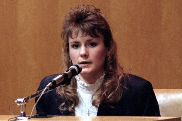 Pamela Smart answers questions from the defense in her murder conspiracy trial, March 18, 1991, in Rockingham County Superior Court in Exeter, N.H. (AP Photo/Jon Pierre Lasseigne, File)