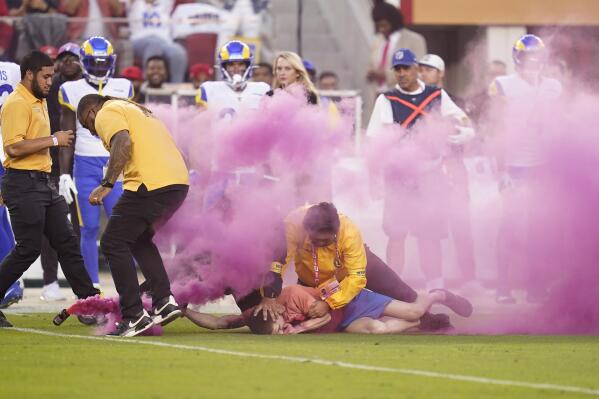 Los Angeles Rams linebacker flattens protester who ran on field