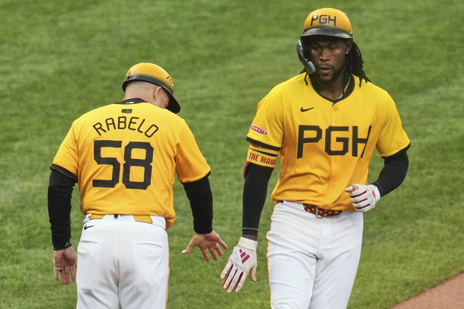 Adam Frazier scores on wild pitch in the bottom of the 10th to lift the Pirates past the Brewers 6-5