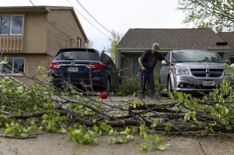 Harold Huff, 83 ans, examine les dégâts après une violente tempête à Council Bluffs, Iowa, le vendredi 26 avril 2024. (Anna Reed/Omaha World-Herald via AP)
