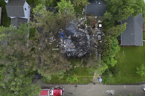 El lugar de una explosiÃ³n en una casa en Lake Zurich, Illinois, el 5 de junio del 2024. (Stacey Wescott/Chicago Tribune via AP)