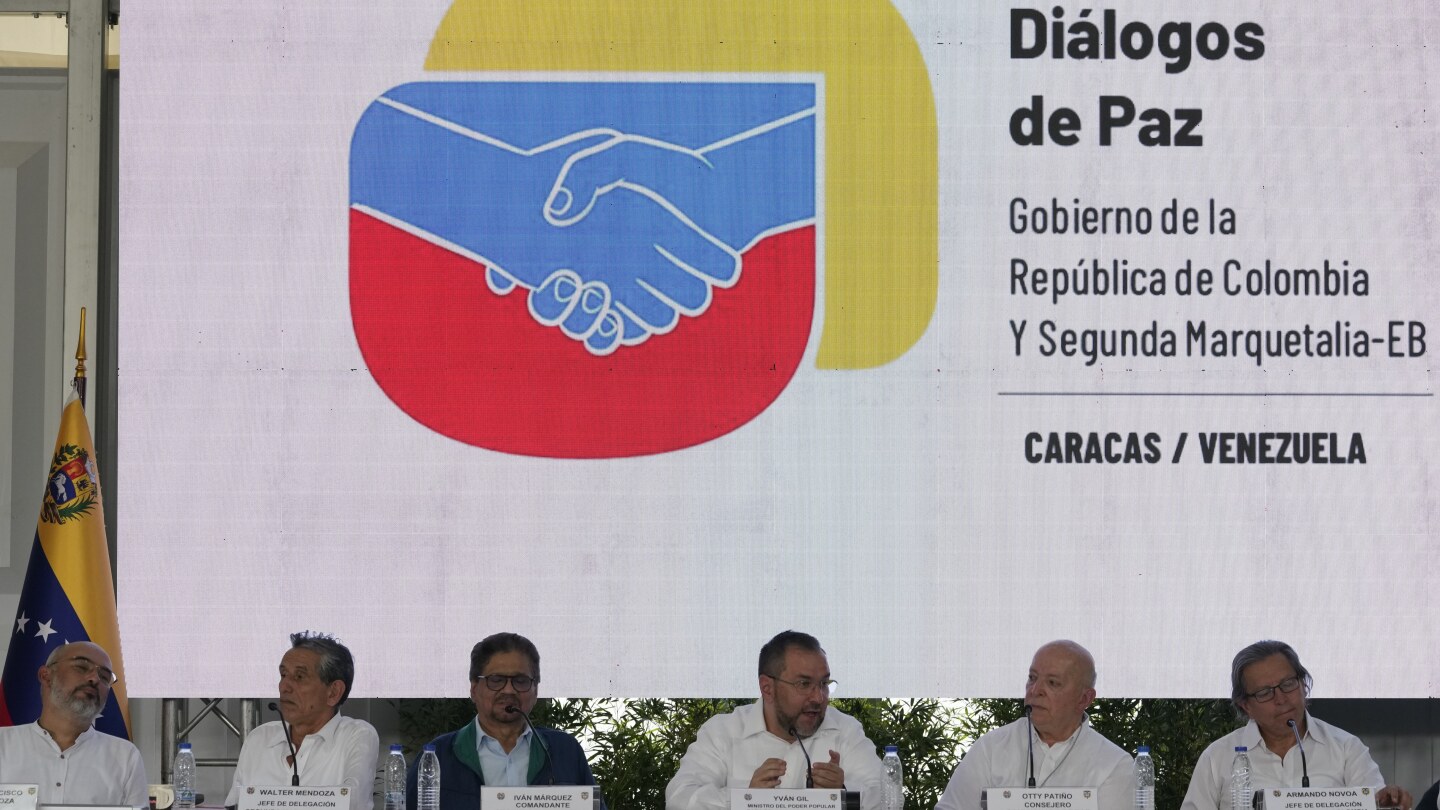 БОГОТА Колумбия AP — Колумбия започна мирни преговори с бунтовническата