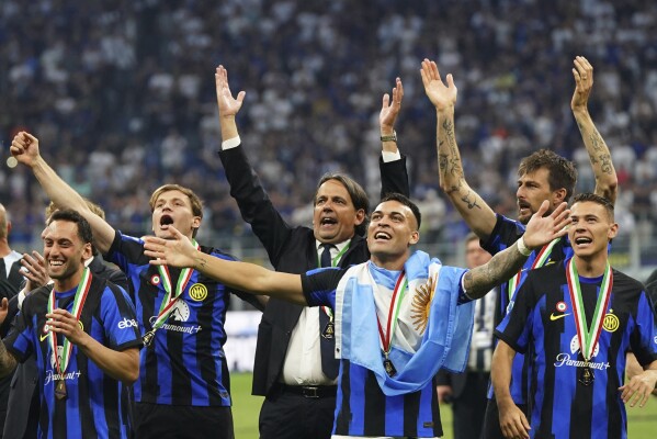Inter Players and head coach Simone Inzaghi, center back, celebrate winning the Scudetto after Serie A soccer match between Inter and Lazio at the San Siro Stadium in Milan, Italy, Sunday, May 19, 2024. (Spada/LaPresse via AP)