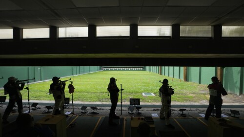 Los competidores disputan la final de tiro deportivo, en la modalidad de rifle de 3 posiciones a 50 metros, en los Juegos Centroamericanos y del Caribe en San Salvador, el martes 27 de junio de 2023 (AP Foto/Arnulfo Franco)