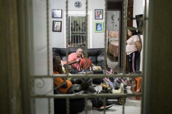 Víctor Escobar convive con familiares después de una entrevista en Cali, Colombia, el jueves 6 de enero de 2022. Al día siguiente, Escobar se convirtió en el primer colombiano en recibir la eutanasia legalmente sin ser un paciente terminal. (AP Foto/Iván Valencia)