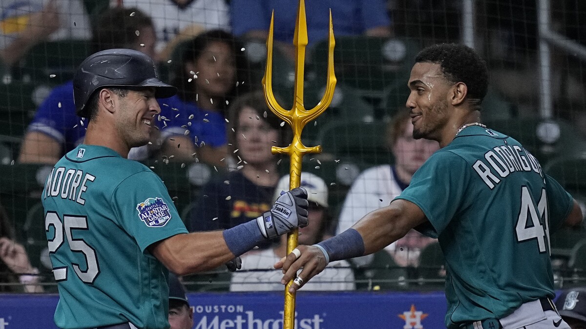 Little fanfare as Diaz sets Mariners record in victory over