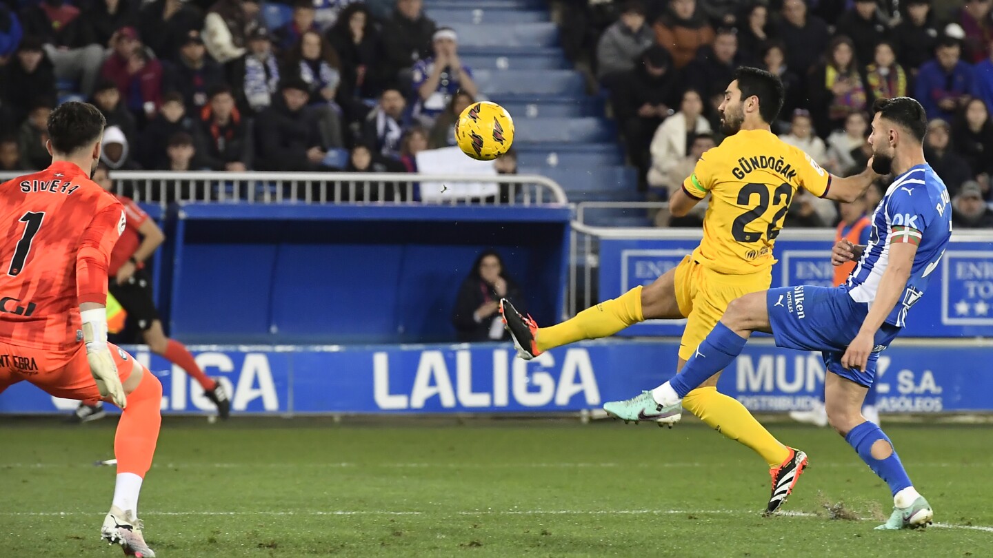 Гюндоган води при победата на Барселона с 10 играчи срещу Алавес с 3-1. Витор Роке вкарва преди да бъде изгонен