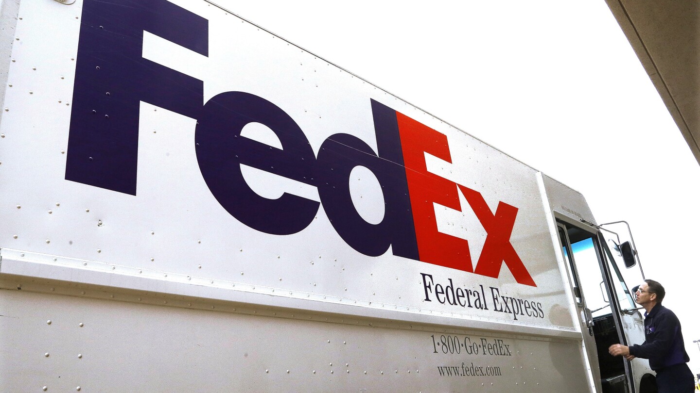 Avión de FedEx realiza aterrizaje de emergencia tras choque con ave e incendio de motor