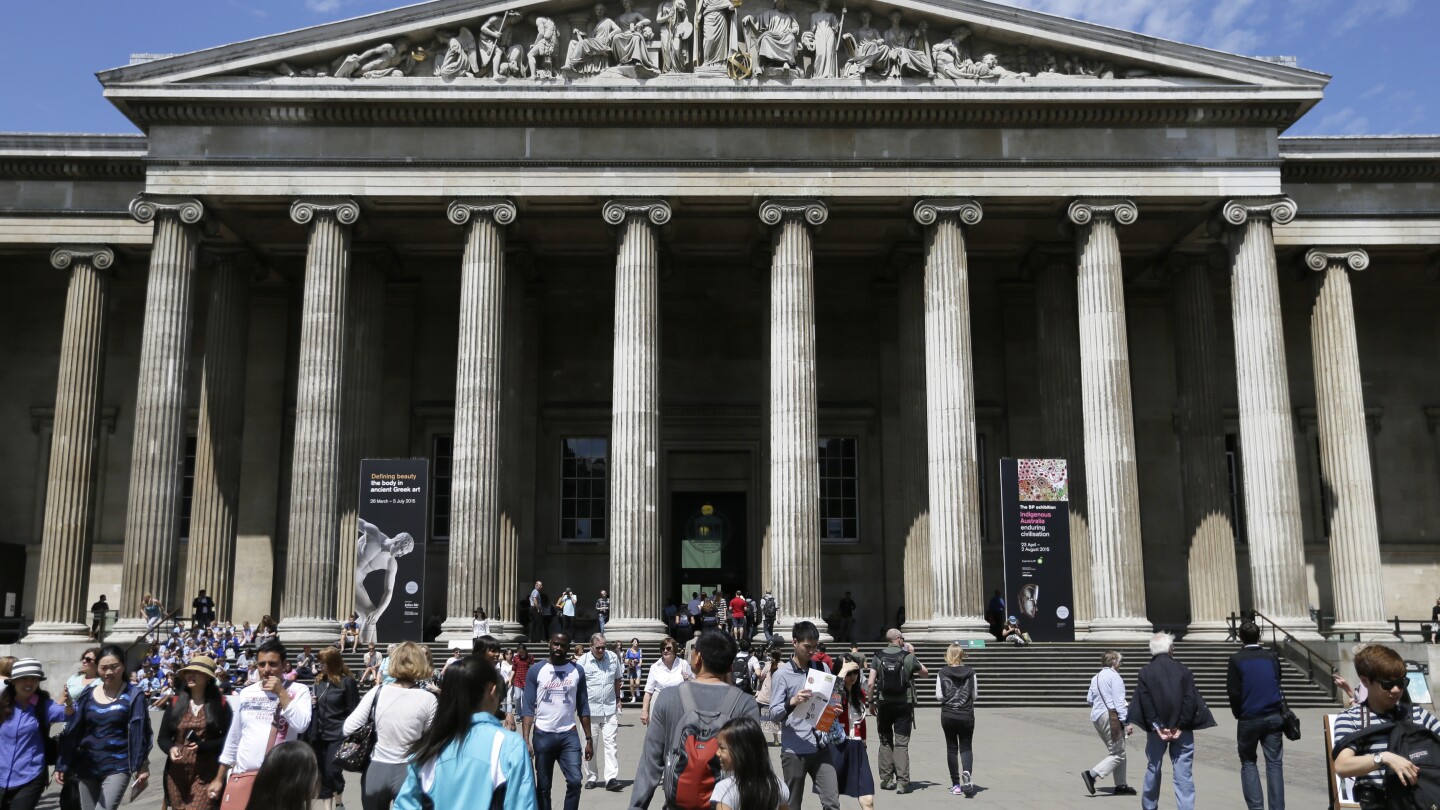 Британський музей подав до суду на колишнього куратора за крадіжку майже 2000 предметів