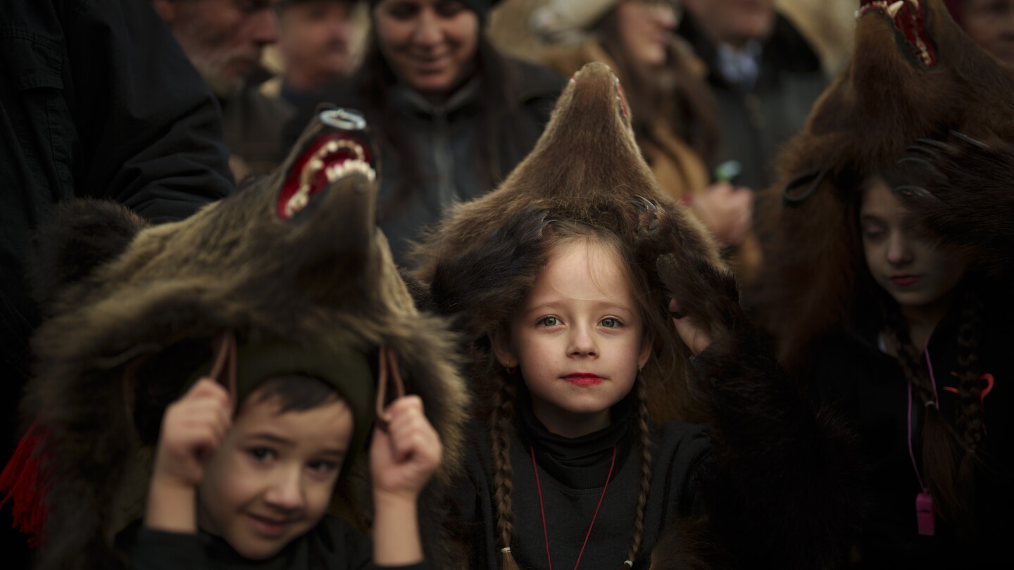 СНИМКИ AP: В Румъния стотици танцуват в мечи кожи за празничен „фестивал на танцуващата мечка“