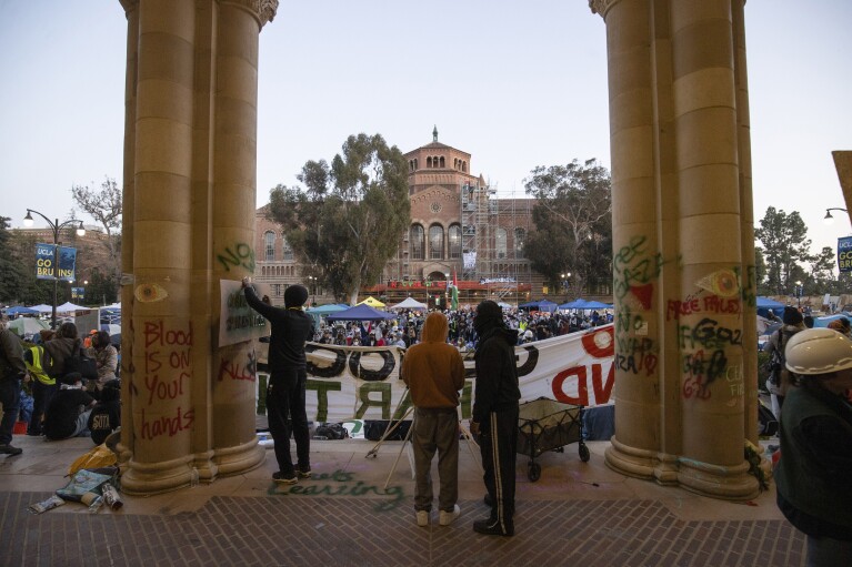 Manifestantes pró-palestinos se reúnem no campus da UCLA em Los Angeles, quarta-feira, 1º de maio de 2024.  (Foto AP/Ethan Swope)