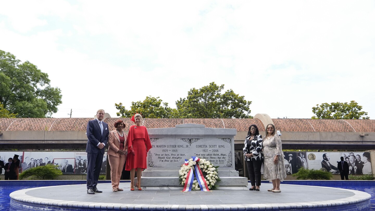 Кралят и кралицата на Нидерландия отдават почит на МЛК по време на посещение в Атланта