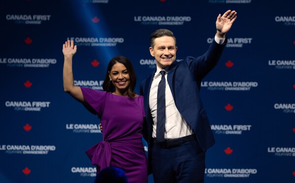 O líder conservador Pierre Poilievre e sua esposa Anaida Poilievre Wave enquanto saem do palco na terça -feira, 29 de abril de 2025 em Ottawa. (Adrian Wyld/The Canadian Press via AP)