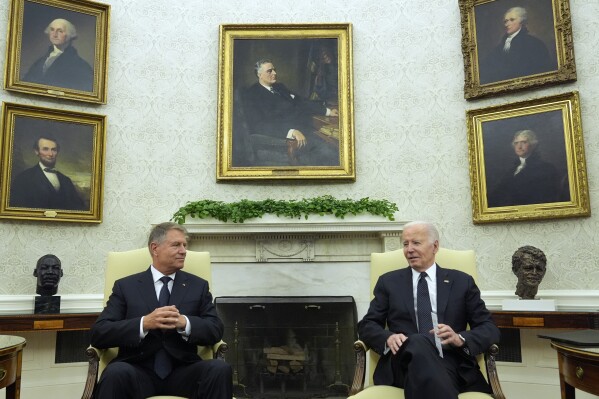 President Joe Biden meets with Romania's President Klaus Iohannis in the Oval Office of the White House, Tuesday, May 7, 2024, in Washington. (Ǻ Photo/Alex Brandon)