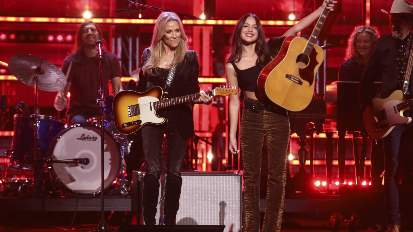 Sheryl Crow, Willie Nelson and Chaka Khan make the crowd go wild at Rock & Roll Hall of Fame