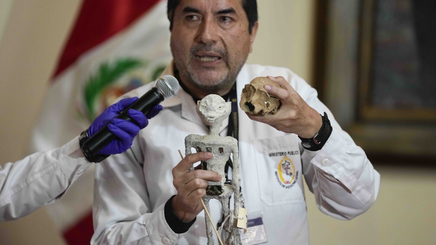 “الكائنات الفضائية” الموجودة في بيرو عبارة عن دمى مجمعة بعظام الحيوانات