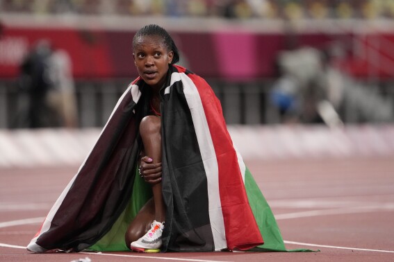 En foto del 6 de agosto del 2021, la keniata Faith Kipyegon celebra tras ganar la final de los 1.500 metros en los Juegos Olímpicos de Tokio. El viernes 21 de julio del 2023, establece un nuevo récord mundial de la milla, es su tercera marca mundial en menos de dos meses. (AP Foto/Charlie Riedel)