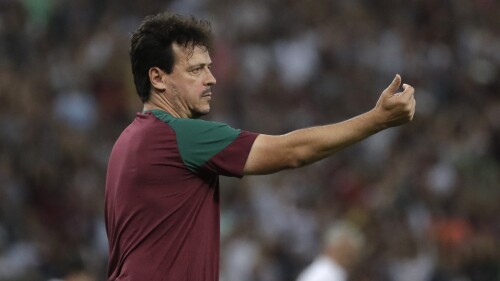 El entrenador Fernando Diniz, del equipo de fútbol Fluminense de Brasil, da instrucciones a sus jugadores durante un partido del Grupo D de la Copa Libertadores contra el Sporting Cristal de Perú en el estadio Maracaná de Río de Janeiro, Brasil, el martes 27 de junio de 2023. (Foto AP/Bruna Prado)